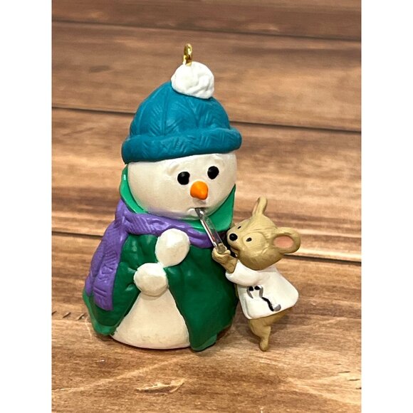 1997 HALLMARK ORNAMENT QX6385 CHRISTMAS CHECKUP SNOWMAN & MOUSE W/ THERMOMETER - Picture 1 of 11